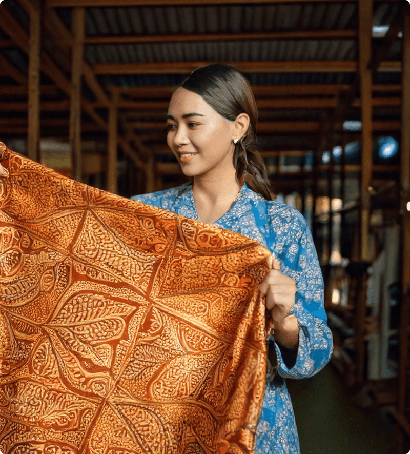 batikmalaysia_woman_holding_batik_fabric